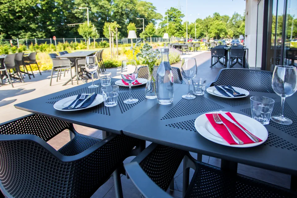 Slavnostně prostřené stoly v restauraci Ibis Kitchen Restaurant