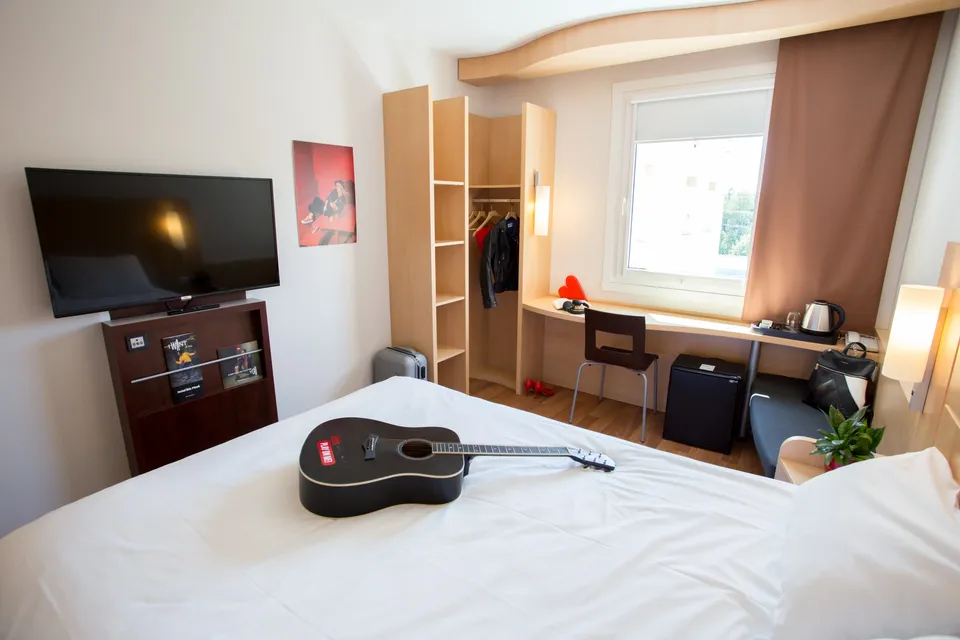 Útulný dvoulůžkový pokoj s moderním vybavením v Hotelu Ibis Plzeň